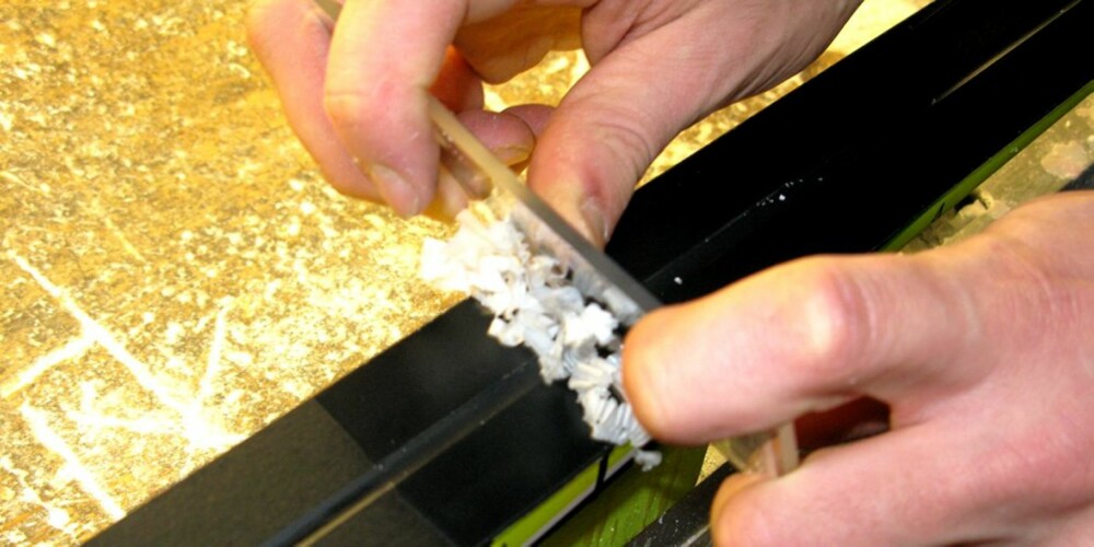 Slik skaper av av overflødig smøring med en sikle. Slik skaper av av overflødig smøring med en sikle.