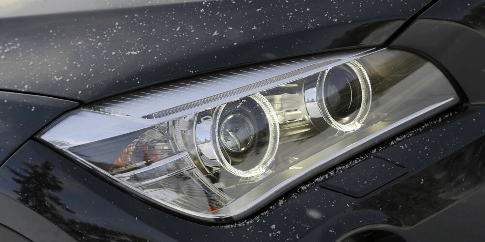 NYTT FJES: Utformingen av lykter og karosseridetaljer er nytt på BMW X1 2013-modell. Mer dynamiske frontlys kler bilen.
