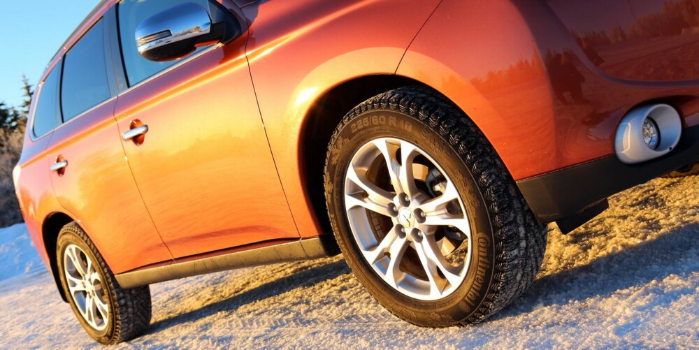 ROBUST: Med bra bakkeklaring og 18-tommers hjul i fornuftig dimensjon tar Mitsubishi Outlander seg fint frem på vinterveier. ROBUST: Med bra bakkeklaring og 18-tommers hjul i fornuftig dimensjon tar Mitsubishi Outlander seg fint frem på vinterveier.