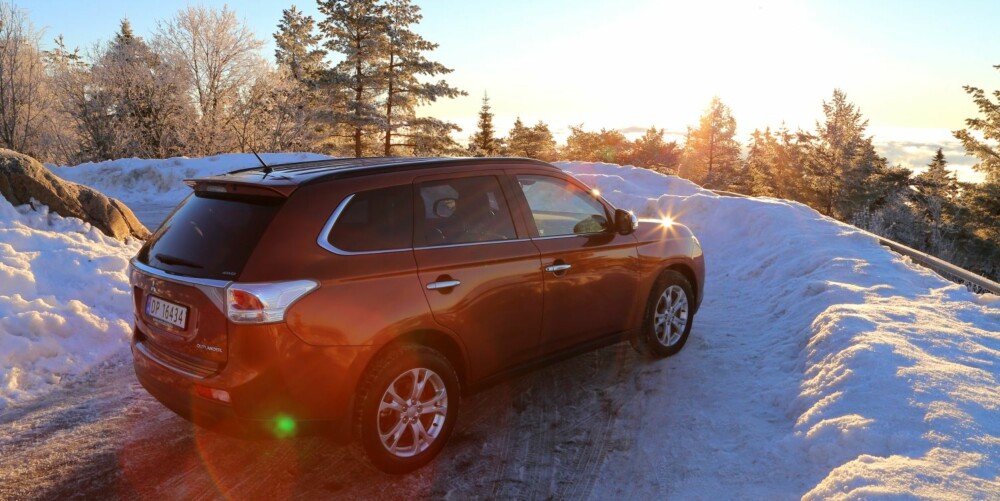 LIKER SEG I HØYDEN: Mitsubishi Outlander er en typisk hytte og fjellbil, som fungerer bra også under røffe kjøreforhold.