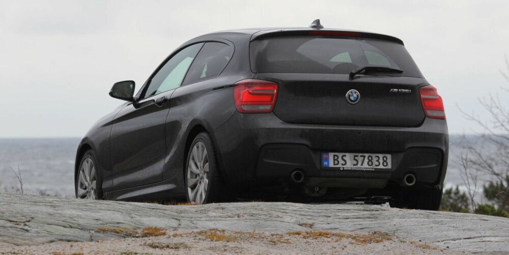 PASSE: BMW M135i ser tøff ut, men bilen er på ingen måte overstylet.