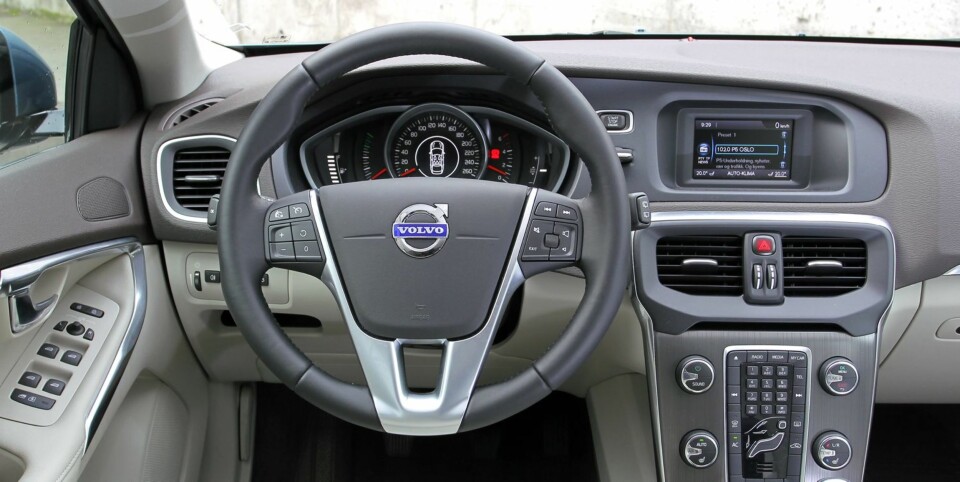 FIN DESIGN: Med lyse materialer og rent design er det fint å sitte på førerplass i Volvo V40.