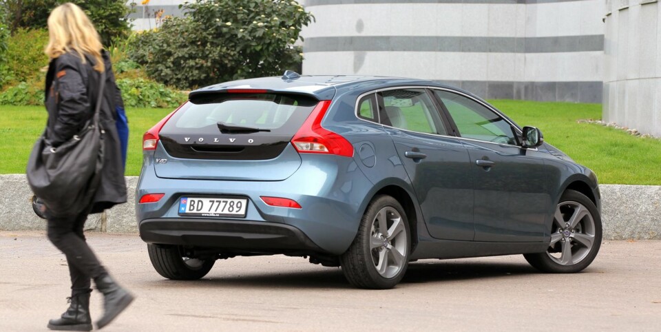 BEUNDRENDE BLIKK: Det er skrått bakfra at den nye Volvo V40 D2 tar seg aller best ut.