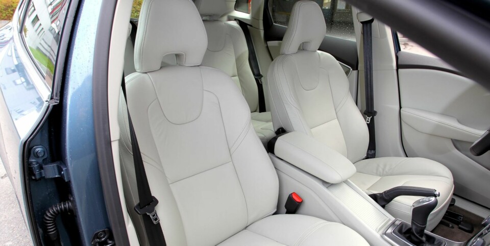 VELDIG BRA: Setene er som vanlig av utmerket kvalitet i Volvo. Skinnseter koster beskjedne 6 000 kroner.