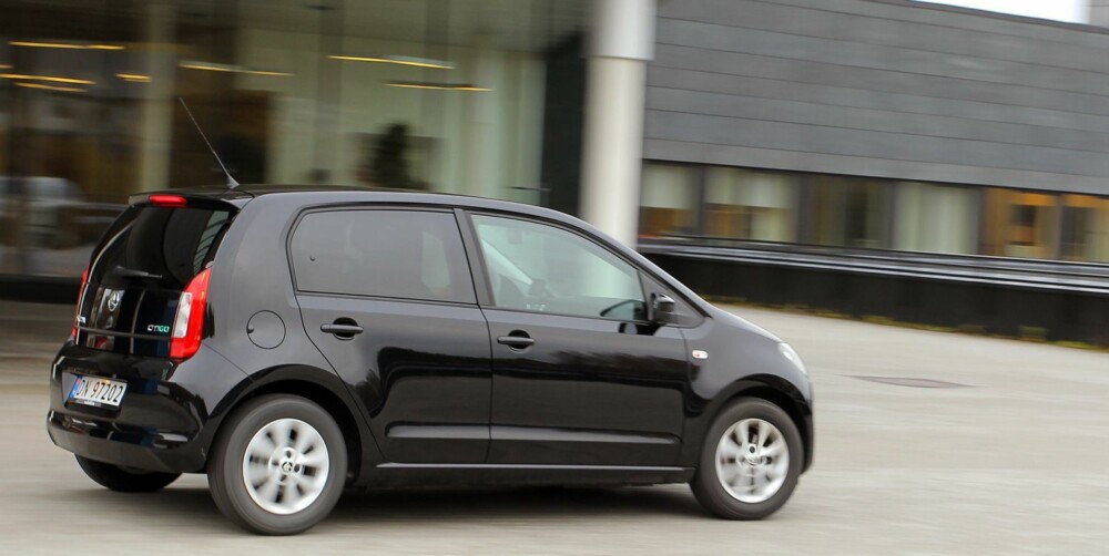 LETTKJØRT: Skoda Citygo duger aller best i byens trange gater, men vi lar oss på langt nær skremme av egenskapene på landeveien. LETTKJØRT: Skoda Citygo duger aller best i byens trange gater, men vi lar oss på langt nær skremme av egenskapene på landeveien.
