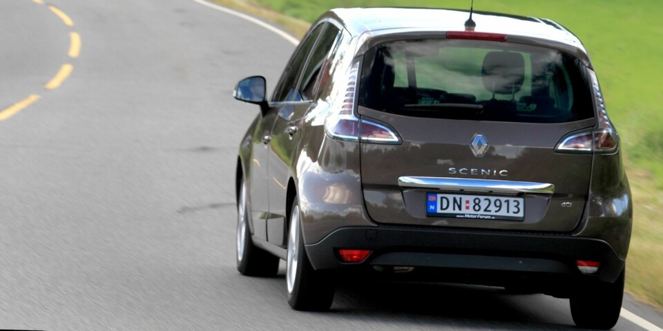 KJØRER PENT: Fornuftsbil betyr ikke nødvendigvis at det er kjedelig å kjøre bilen. Renault Scénic er kvikk og smidig. FOTO: Egil Nordlien, HM Foto