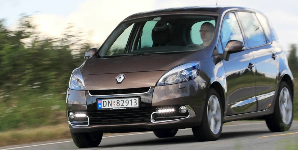 OVERSETT: Nordmenn sverger til kombikupé og stasjonsvogn. De kompakte flerbruksbilene, som Renault Scénic er en representant for, selges ikke i store tall. Pussig, synes vi, for vi tror mange ville vært godt tjent med biltypen. FOTO: Egil Nordlien, HM Foto