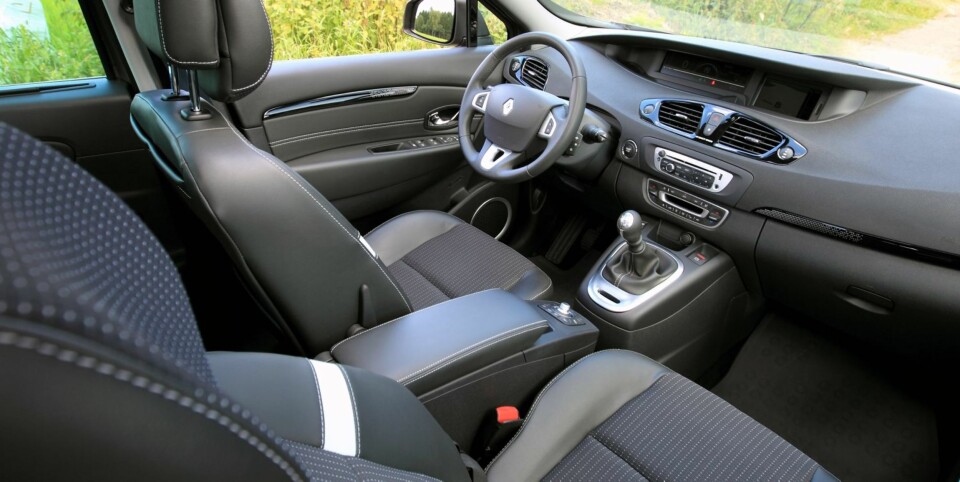 PRAKTISK: Innvendig er Renault Scénic bred og rommelig. Sjåfør og passasjerer sitter relativt høyt. Testbilen har masse elektronikk som man får for en rimelig penge, men ingen påkostet kvalitetsfølelse. FOTO: Egil Nordlien, HM Foto