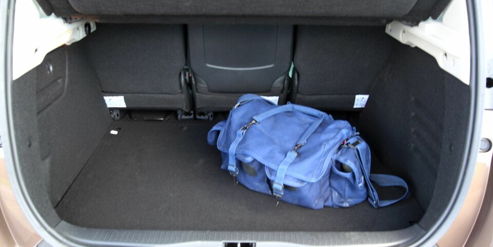 UTNYTTER HØYDEN: Bagasjerommet er ikke så langt som i familiestasjonsvogner, men har desto mer plass i høyden. Oppgitt volummål er 555 liter. FOTO: Egil Nordlien, HM Foto