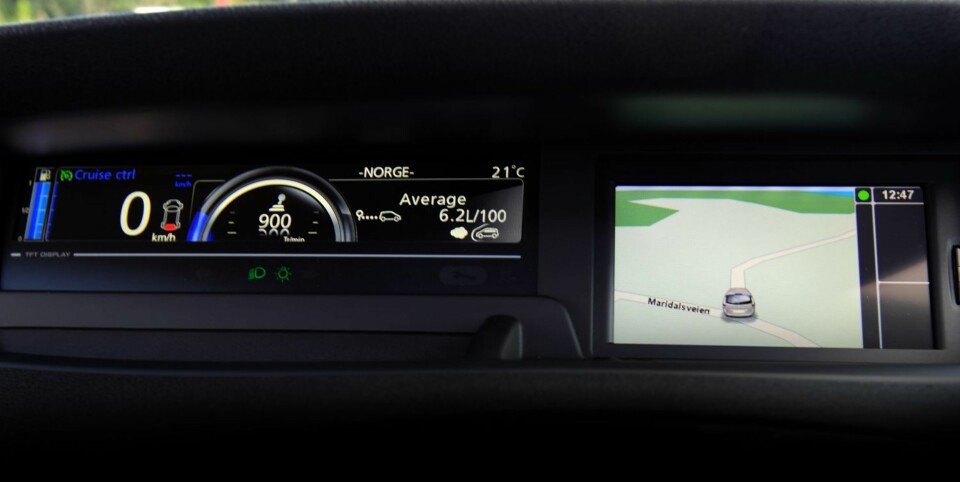 KAN ENDRES: Du kan velge mellom flere ulike visningsmodus for de digitale instrumentene. Navianlegget fra TomTom koster 4500 kroner ekstra, og er enkelt i bruk. FOTO: Egil Nordlien, HM Foto