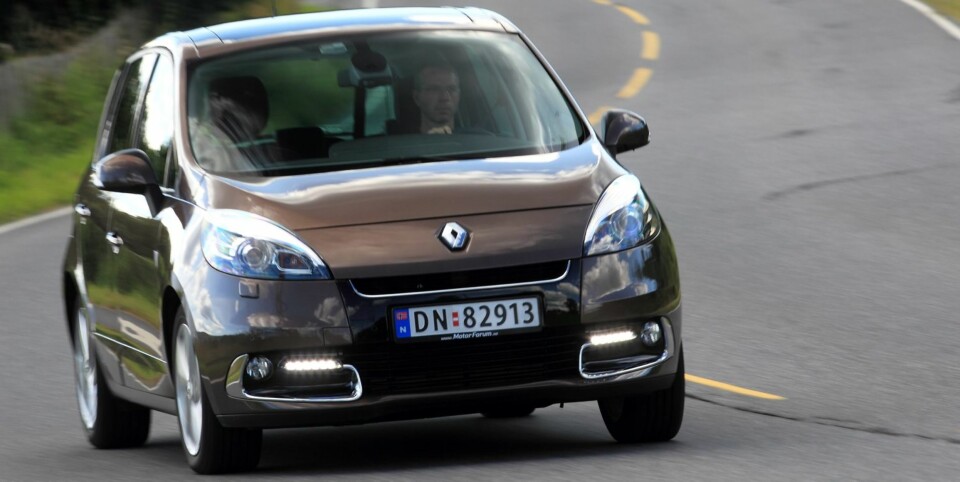 HØY OG RUND: De kompakte flerbruksbilene med fem seter har praktiske fordeler, mens de utseendemessig nødvendigvis blir høye og runde. Midtlivsoppgraderingen har gitt Renault Scénic nye lykter i fronten. FOTO: Egil Nordlien, HM Foto