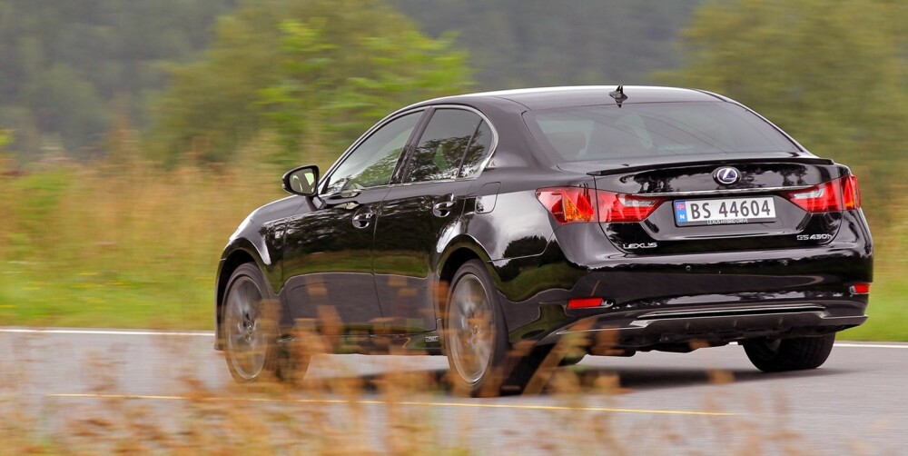 OVERFLOD: GS 450h er alvorlig rask. 0-100 km/t feies unna på 5,9 sekunder, og den imponerer enda mer i mellomakselerasjon. OVERFLOD: GS 450h er alvorlig rask. 0-100 km/t feies unna på 5,9 sekunder, og den imponerer enda mer i mellomakselerasjon.