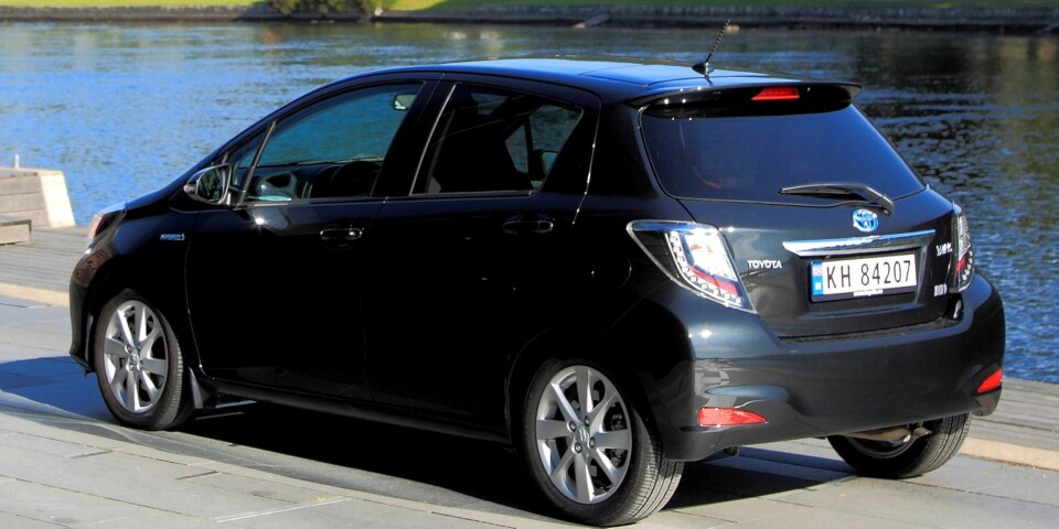 KOMFORTABEL: Toyota Yaris Hybrid er mer voksen på veien enn størrelsen skulle tyde på. Et smidig understell er noe av grunnen. Derimot er det en god del hjulstøy. FOTO: Egil Nordlien, HM Foto