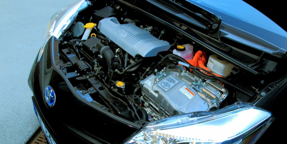 FULLT: I Motorrommet blir det trangt når både en bensin- og en elmotor skal inn. Toyota har jobbet for å redusere vekten på systemet. Toyota Yaris Hybrid er 70 kg tyngre enn en Yaris 1,3 med CVT-automat. FOTO: Egil Nordlien, HM Foto
