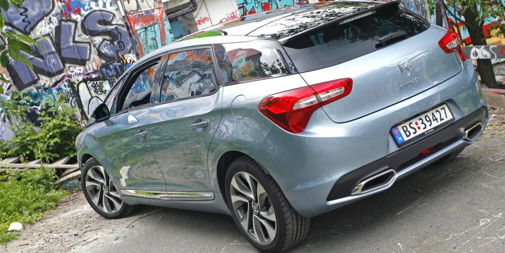 OPPMERKSOMHET: Store hjul, delt bakrute og store eksosutslipp er detaljer som viser at Citroën DS5 ønsker å ta steget ut av den vanlige folkebilklassen. Coupéformer mot hekken reduserer bagasjeplassen noe, og ikke minst er bakluka smal. DS5 er ikke ment å være et lasteesel. FOTO: Petter Handeland OPPMERKSOMHET: Store hjul, delt bakrute og store eksosutslipp er detaljer som viser at Citroën DS5 ønsker å ta steget ut av den vanlige folkebilklassen. Coupéformer mot hekken reduserer bagasjeplassen noe, og ikke minst er bakluka smal. DS5 er ikke ment å være et lasteesel. FOTO: Petter Handeland
