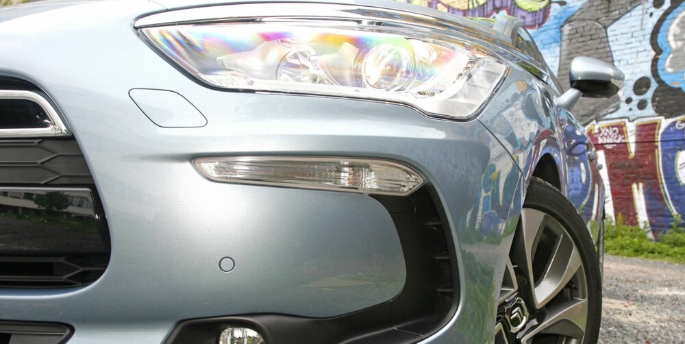 RUNDERE: Mange biler i dag har aggressive former i fronten. Citroën DS5 er rundere enn trenden. FOTO: Petter Handeland RUNDERE: Mange biler i dag har aggressive former i fronten. Citroën DS5 er rundere enn trenden. FOTO: Petter Handeland