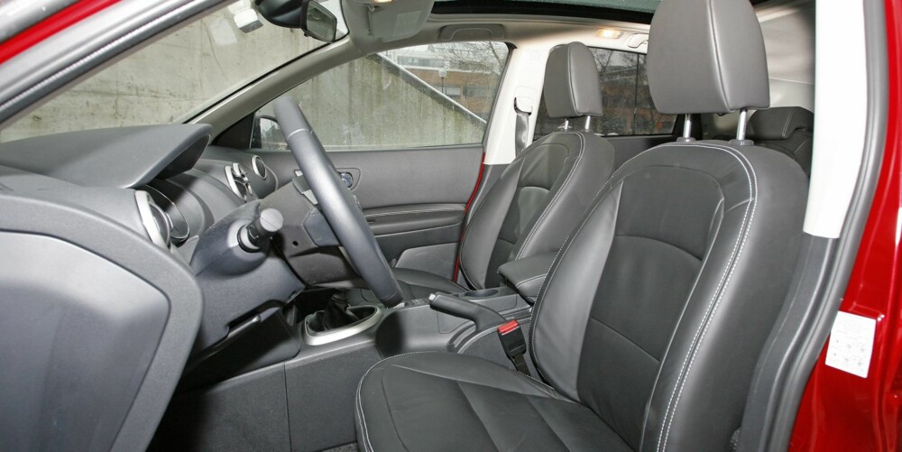 TOPPMODELL: Testbilen er toppmodell (Tekna) og kan vise til blant annet skinnseter, navigasjon, xenonlys og aluminiumsfelger. TOPPMODELL: Testbilen er toppmodell (Tekna) og kan vise til blant annet skinnseter, navigasjon, xenonlys og aluminiumsfelger.