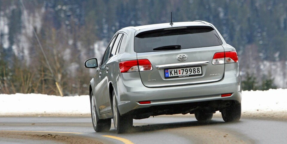 GANSKE LIK: Bakfra er det kun detaljer som skiller nye Avensis fra utgående modell. Men det betyr ikke at den ser gammeldags ut.