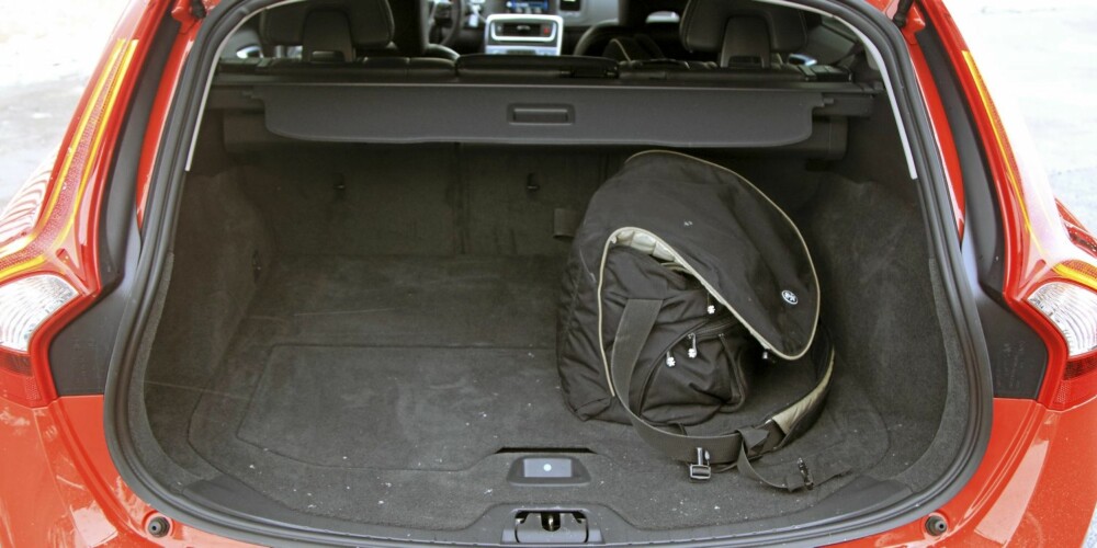 TRANGERE: 430 liter bagasjeromsvolum er Iite i en ganske stor stasjonsvogn. I stedet for skiluke i bakseteryggen kan hele midtdelen legges ned. Det kan i noen tilfeller hjelpe på plassmangelen. TRANGERE: 430 liter bagasjeromsvolum er Iite i en ganske stor stasjonsvogn. I stedet for skiluke i bakseteryggen kan hele midtdelen legges ned. Det kan i noen tilfeller hjelpe på plassmangelen.