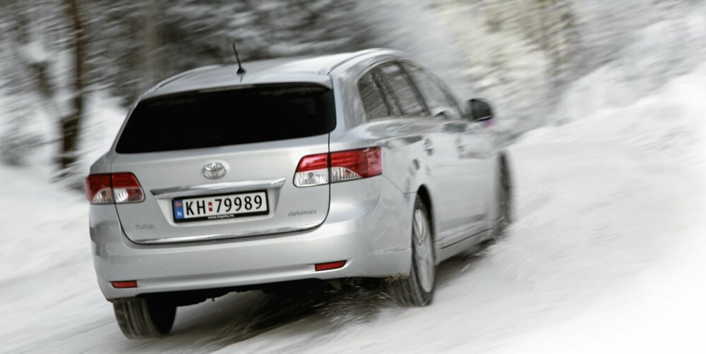BEDRE Å KJØRE: Nå er blitt mer liv i styringen på Avensis, og bilen krenger mindre BEDRE Å KJØRE: Nå er blitt mer liv i styringen på Avensis, og bilen krenger mindre