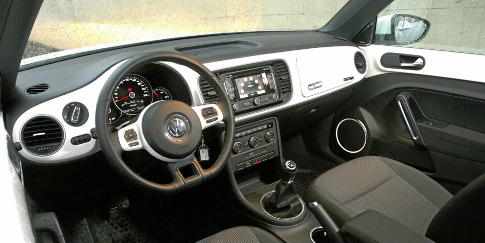 LITT RETRO: Uten å ta den for langt kjenner vi tydelig igjen visse elementer fra den gamle Bobla. Det hvitmalte dashbordet og spesielt hanskerommet er ikke vanskelig å kjenne igjen.