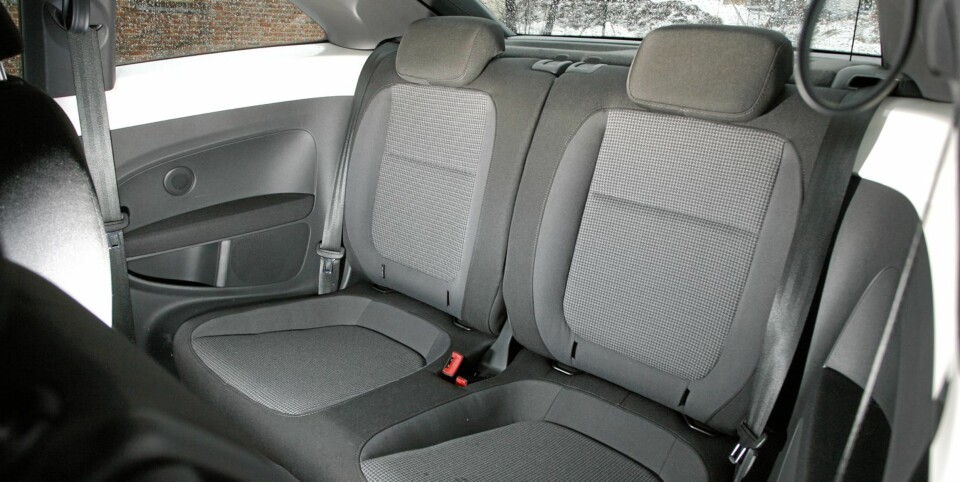 FOR TO: To personer i baksetet har helt ok benplass, men på grunn av den lave taklinjen burde man synke litt godt ned i setet.