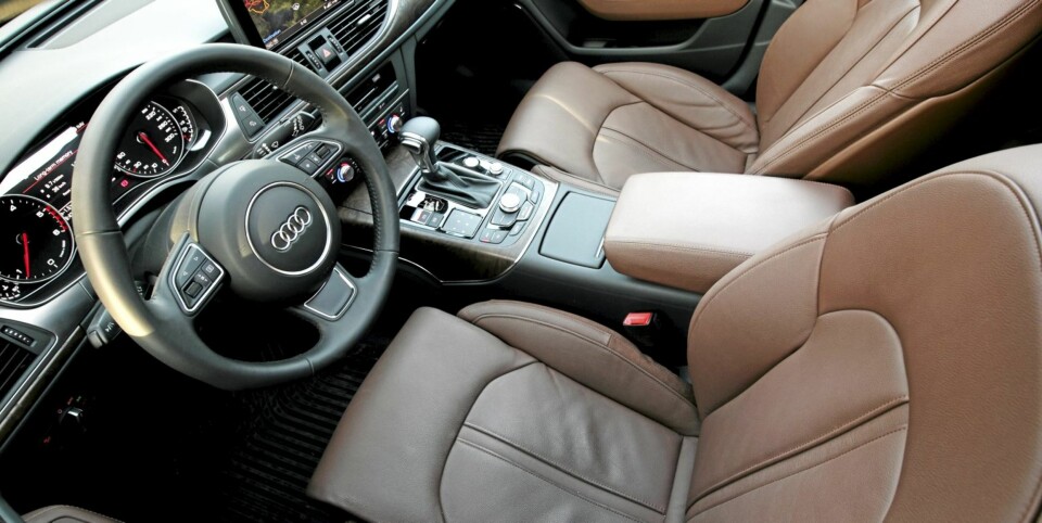 LUKSUS: Innvendig gir førermiljøet et nydelig inntrykk, men med utstyr i cockpit til over 100 000 kroner skulle det bare mangle.