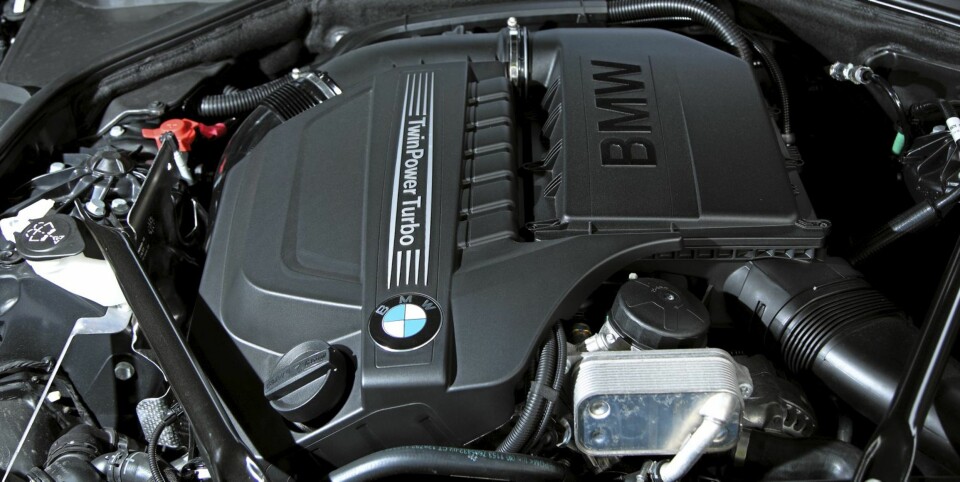 KRAFTVERK: Et svart plastdeksel dekker motoren. Den er så god at den burde vært presentert som et kunstverk. FOTO: Egil Nordlien, HM Foto