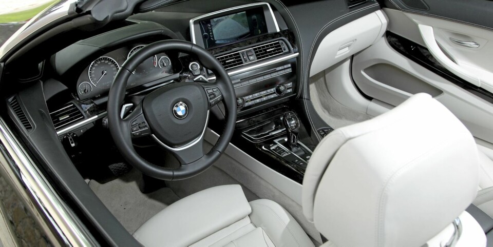 PÅKOSTET: Skinn fra en hel bøling kyr fyller kupeen. Unasett hva du tar i eller ser på, er det kvalitetstungt. FOTO: Egil Nordlien, HM Foto