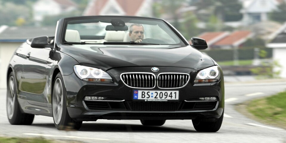 BARSK FRONT: BMW 640i kabriolet er lav og bred i fronten. Sett rett forfra sier lyktene ''nå kommer jeg og tar deg''. FOTO: Egil Nordlien, HM Foto