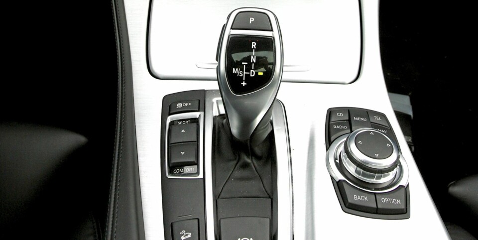 KOMMANDOSENTRAL: Girspaken styrer om du vil ha de åtte girene i normal, sport eller manuell modus.