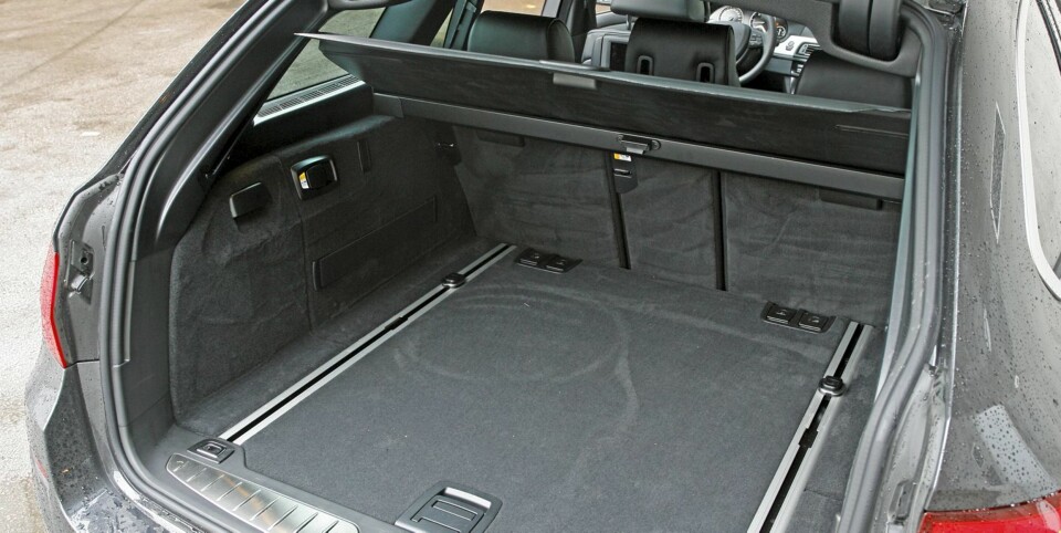 PLASS NOK: Vi har sett dem større, men bagasjerommet i BMW 5-serie Touring klarer seg bra.