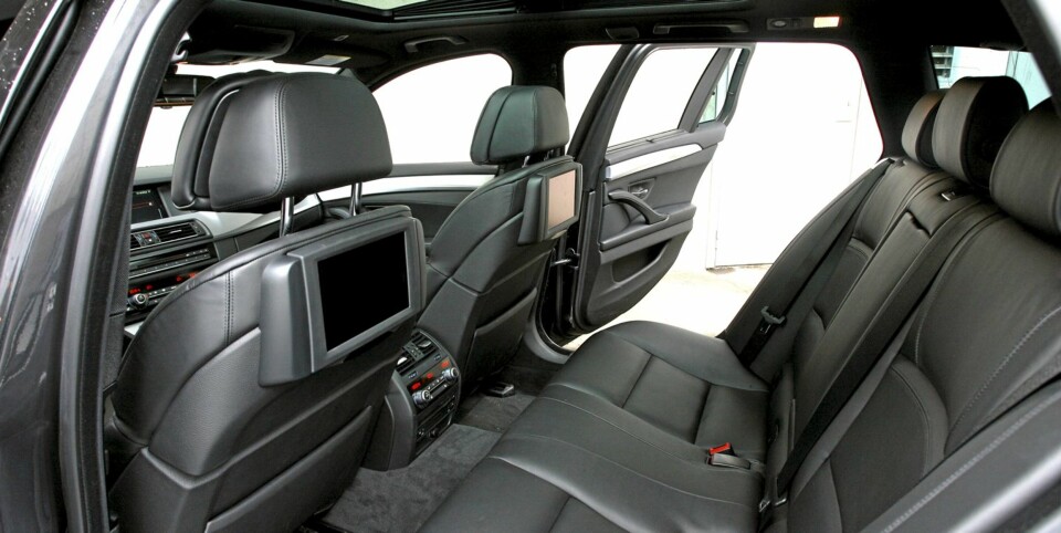 UNDERHOLDNING: Får du ikke kjøre BMW 530dA Touring xDrive, må du nøye deg med bakseteunderholdningen.