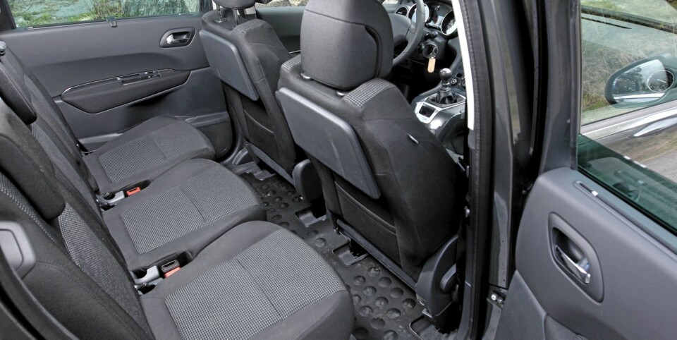 FOR BARNA: Separate bakseter og bord i forseteryggen er fint for de små.