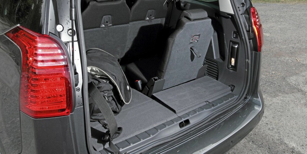 NØDLØSNING: Peugeot 5008 har to ekstra sitteplasser helt bakerst, men da blir det snaut med bagasjeplass. Du må også justere litt på benplassen i andre seterad om det skal gå greit å sitte bak. NØDLØSNING: Peugeot 5008 har to ekstra sitteplasser helt bakerst, men da blir det snaut med bagasjeplass. Du må også justere litt på benplassen i andre seterad om det skal gå greit å sitte bak.
