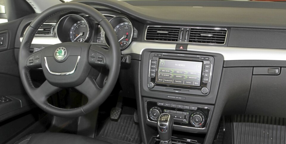 KVALITETSFØLELSE: Skoda Superb låner utstyr fra andre av VW-konsernets biler - kjører du Passat, vil du kjenne igjen mye. FOTO: Terje Bjørnsen