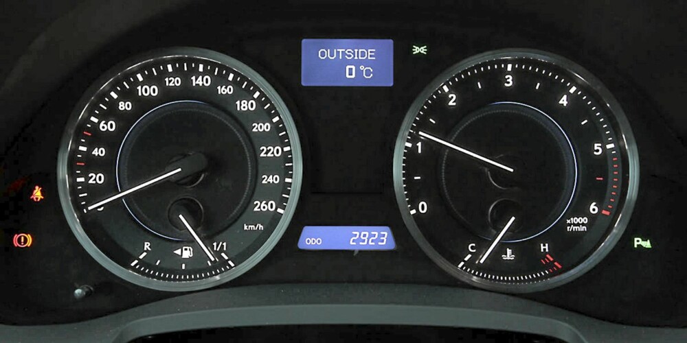 LYSER OPP: Klare instrumenter med den Lexus-typiske bakgrunnsbelysningen.