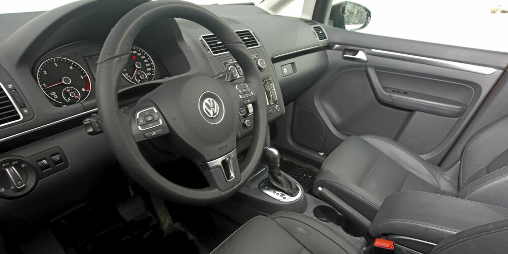 TYPISK TYSK: Interiøret har en god kvalitetsfølelse, og skiller seg ikke mye fra andre VW-modeller.