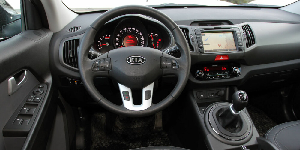 Kia Sportage 1,7 CRDi har et velfungerende interiør, og i Exclusive-versjon er det bøttevis av utstyr. Kia Sportage 1,7 CRDi har et velfungerende interiør, og i Exclusive-versjon er det bøttevis av utstyr.