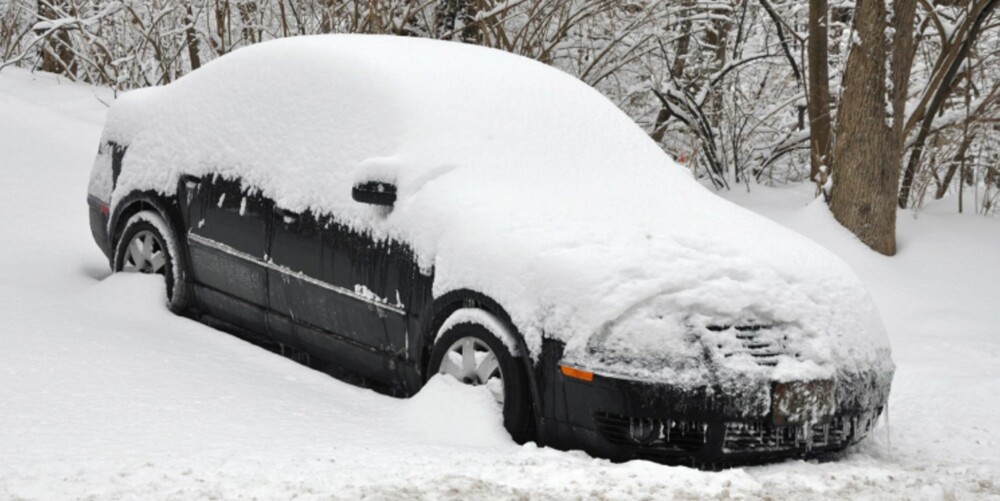 FROSSET: Dersom bilen står utendørs i kulde over en lengre periode er det et godt råd å gå ut og starte opp motoren nå og da. Ta gjerne en kjøretur for å lade batteriet. FOTO: Thinkstock