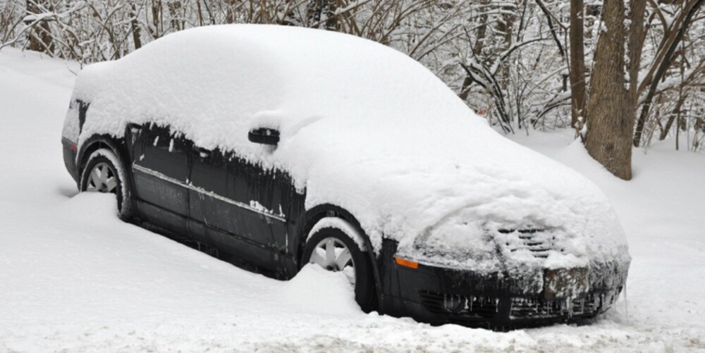 FROSSET: Dersom bilen står utendørs i kulde over en lengre periode er det et godt råd å gå ut og starte opp motoren nå og da. Ta gjerne en kjøretur for å lade batteriet. FOTO: Thinkstock FROSSET: Dersom bilen står utendørs i kulde over en lengre periode er det et godt råd å gå ut og starte opp motoren nå og da. Ta gjerne en kjøretur for å lade batteriet. FOTO: Thinkstock