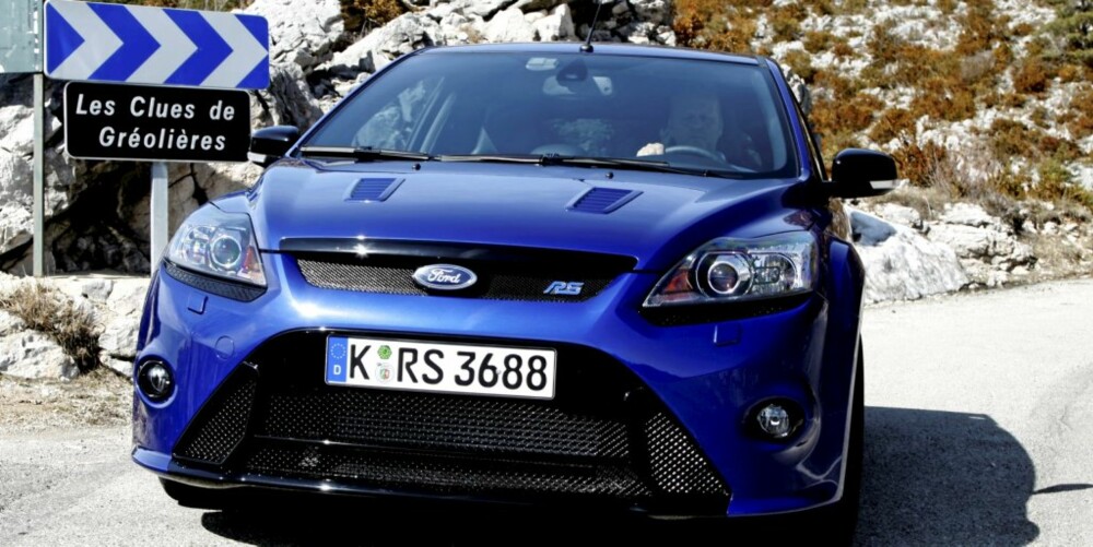 TURBOTRYKK: Luftinntaket foran forteller at Focus RS mener business. Såpass må til med en turbo som gir 1,4 bar ladetrykk. Legg dessuten merke til rillene i panseret, som sørger for at turbulensen under panseret holdes under kontroll.