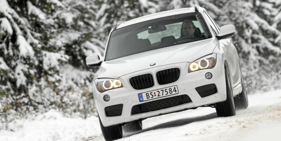 BIMMER: Du verden, så godt BMW X1 kjører. En ting er at den cruiser i hastigheter der de andre SUV-ene begynner å slite. Vel så viktig er egenskapene og håndterbarheten når vi simulerer kritiske situasjoner ¿ toppklasse. Vårt X1-råd: Ikke kjøp den med run flat-dekk. Fjæringskomforten lider for mye på våre veier, og støyer mer gjør de også.