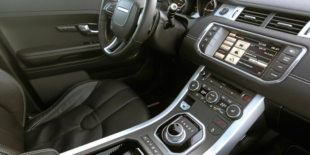 TEKNO: Innvendig følger Evoque opp Range Rover-stilen, med luksus i en litt røffere innpakning enn i de andre. Berøringsskjermen virker litt gammel i menysystematikk og grafikk. TEKNO: Innvendig følger Evoque opp Range Rover-stilen, med luksus i en litt røffere innpakning enn i de andre. Berøringsskjermen virker litt gammel i menysystematikk og grafikk.