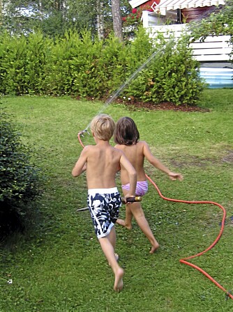 BEVEGELSE: Lek med vann frister en varm sommerdag. Kort lukkertid er et must for å fange bevegelsen før barna er ute av bilderuten.