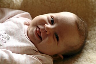 BLID BABY: Halvtåringer er lette å glede, og smilet er ikke langt unna. Når man bruker det eksisterende lyset i rommet fremfor blitsen, beholdes de naturlige hudtonene og kontrastene blir mindre. Samtidig blir ikke den lille forstyrret av det kraftige blitslyset.