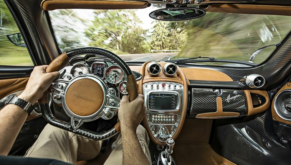 HUAYRA: Pagani Huayra har interiør som kunne hengt i et kunstgalleri. Det får førermiljøet i Mini til å virke minimalistisk. FOTO: James Lipman HUAYRA: Pagani Huayra har interiør som kunne hengt i et kunstgalleri. Det får førermiljøet i Mini til å virke minimalistisk. FOTO: James Lipman