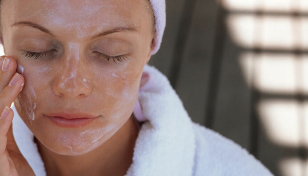 BODYLOTION: - Om man har en god bodylotion som ikke er alt for fet, kan denne fint brukes i ansiktet. Det kommer an på hva man ønsker å oppnå. Hvis man bare ønsker fukt og fett, går dette helt fint, sier Kjersti Johansen. BODYLOTION: - Om man har en god bodylotion som ikke er alt for fet, kan denne fint brukes i ansiktet. Det kommer an på hva man ønsker å oppnå. Hvis man bare ønsker fukt og fett, går dette helt fint, sier Kjersti Johansen.