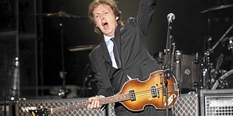 KJENNEMERKE: Paul McCartney med sin venstrehåndsbass. KJENNEMERKE: Paul McCartney med sin venstrehåndsbass.
