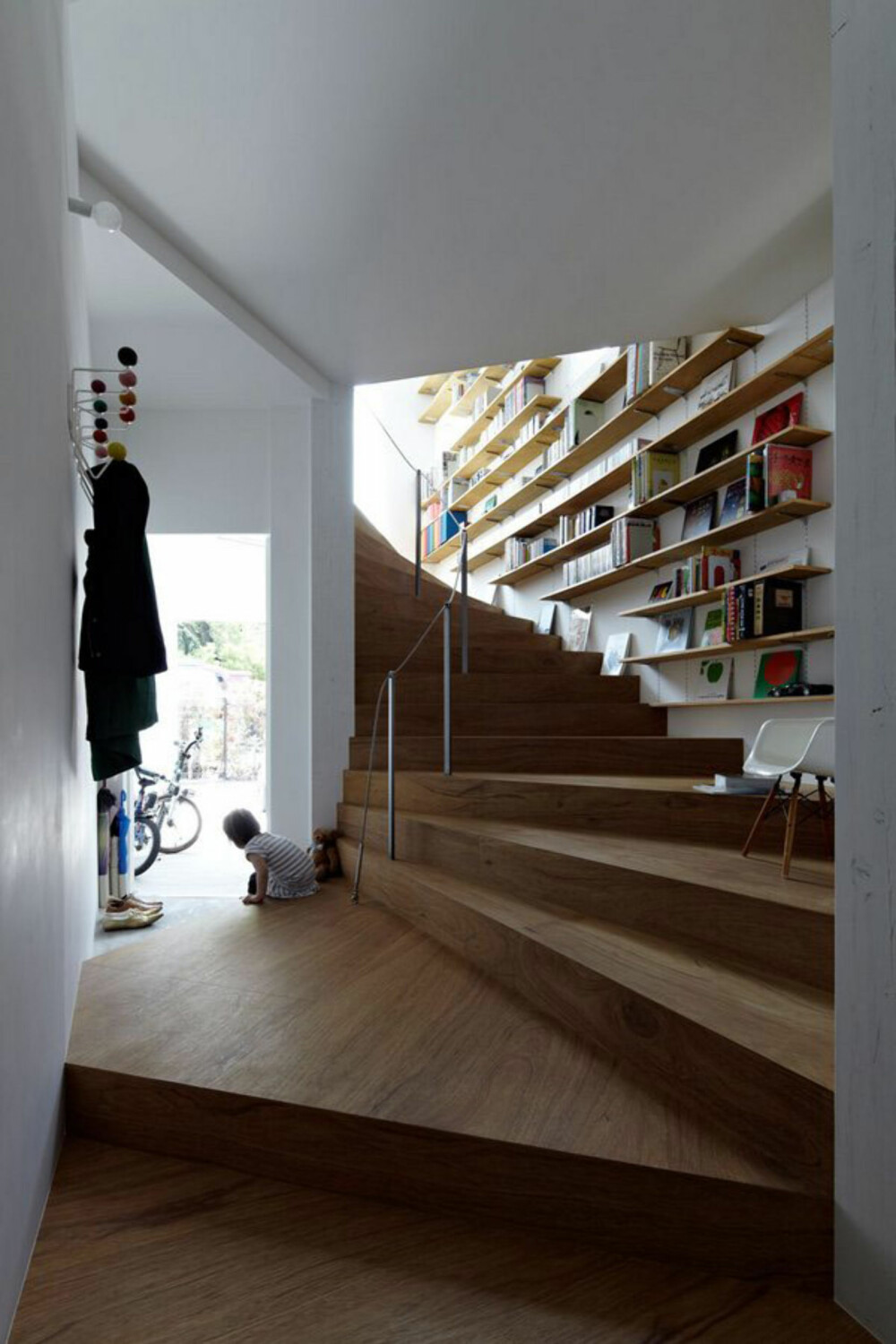LABYRINT: Arkitekt Hirata ville at trappen skulle virke som en labyrint som dro deg høyere og dypere inn i huset.